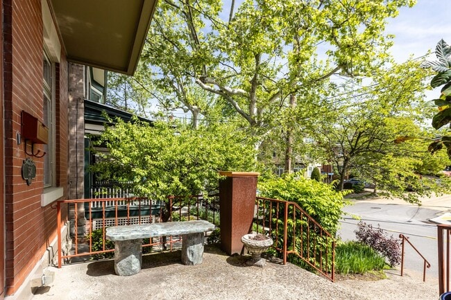 Building Photo - Stunning 5 Bedroom 2.5 Bathroom Home in Squirrel Hill