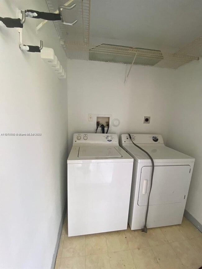 Building Photo - 20680 NE 4th Ct