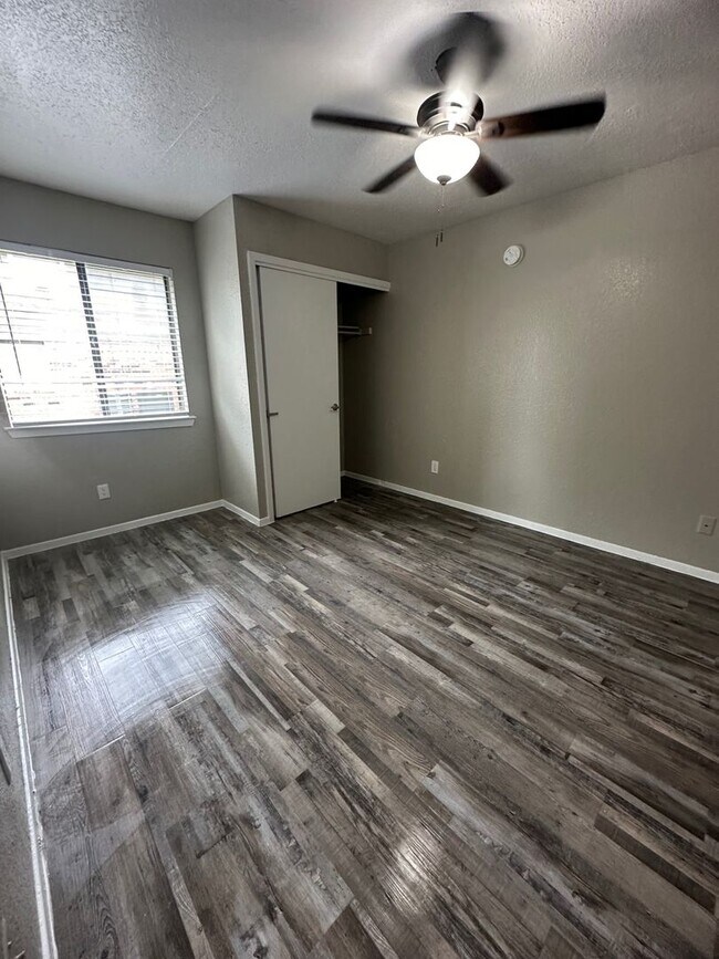 Building Photo - 1201 Park Vista Dr