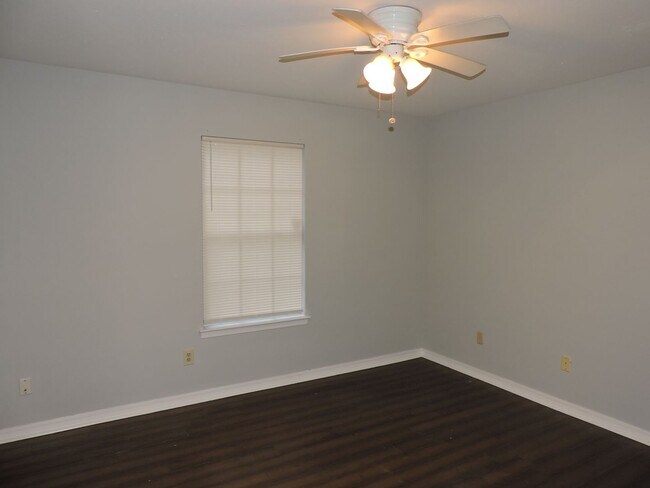 Building Photo - Convenient to interstate, schools & shopping!