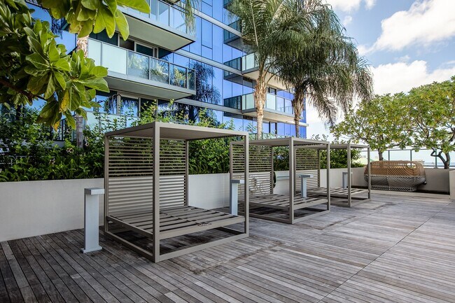 Building Photo - Fully Furnished 2 Bed / 2 Bath Condo with ...
