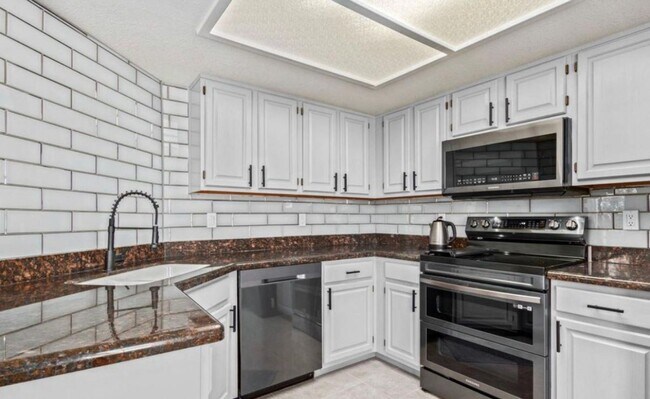 Building Photo - Beautiful Scottsdale Condo with Pool Views!