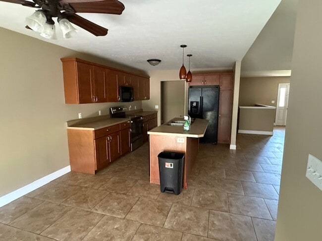 Building Photo - 417 DALHLIA