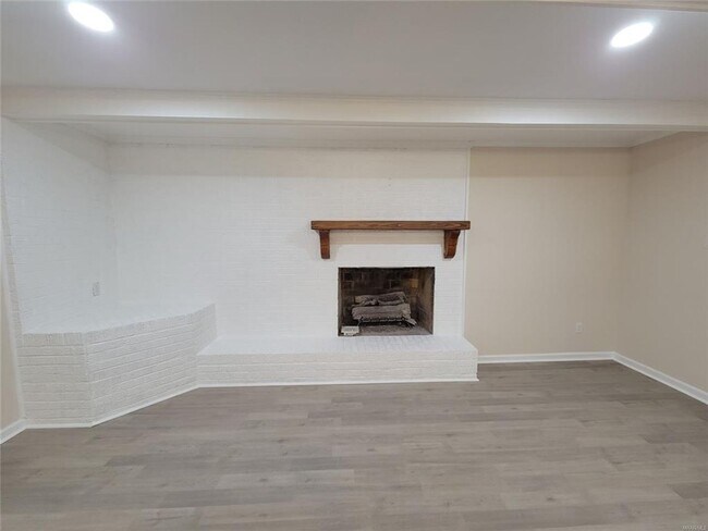 Building Photo - NEW Floors, Roof, Lights, Appliances, ect....