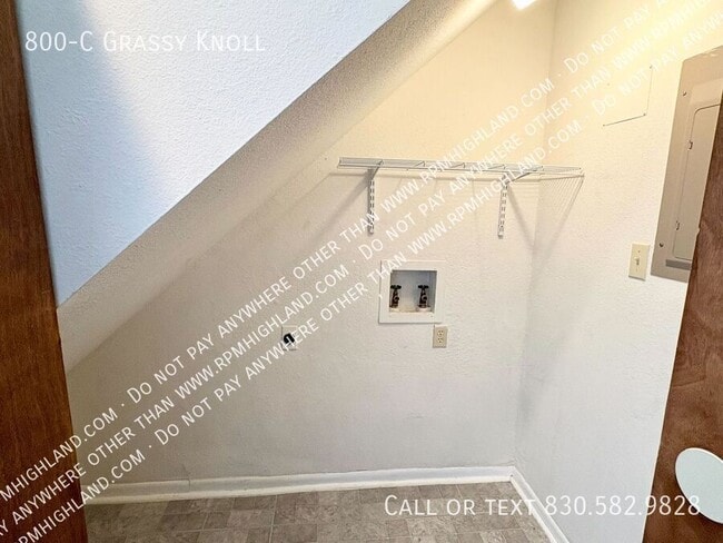 Building Photo - 800 Grassy Knoll