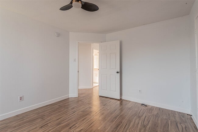 Building Photo - 1818 Quiet Hollow Dr