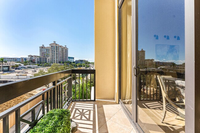 Building Photo - 701 S Olive Ave