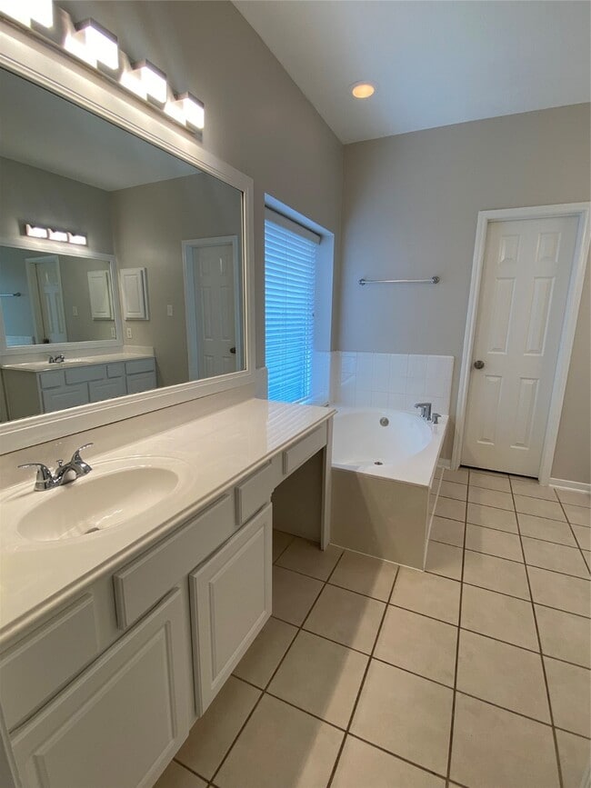 Building Photo - 2111 Emerald Cove Dr