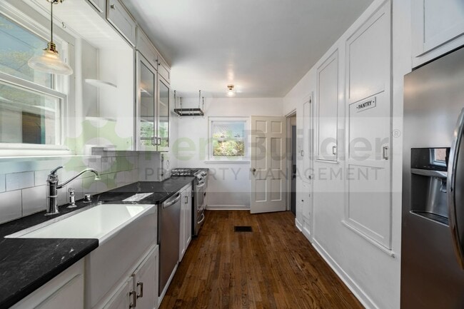 Building Photo - SPECIAL:  $1000 OFF YOUR 2ND MONTH'S RENT!!