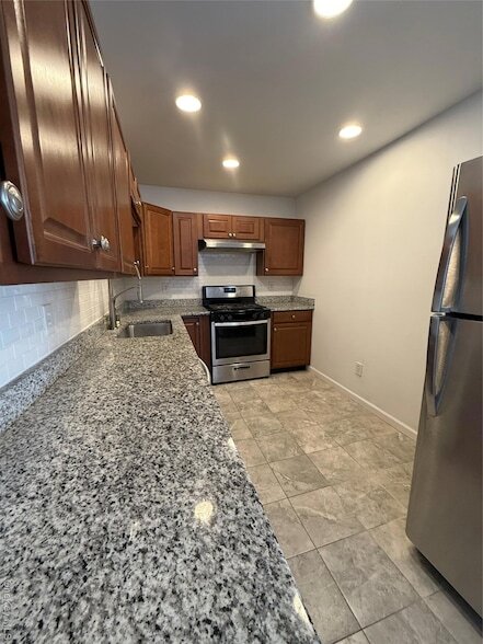 Building Photo - 24 St James Pl