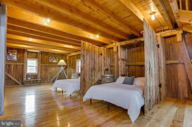 Building Photo - 284 Hickory Dr