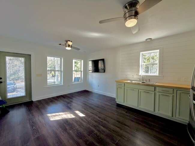 Building Photo - 199 E Bayou Forest Dr