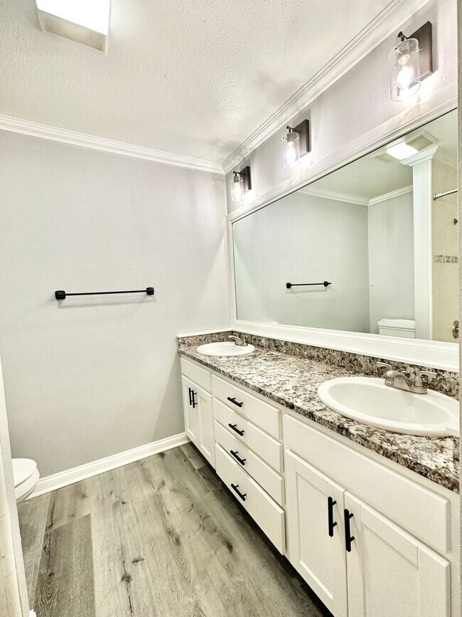 Building Photo - Beautiful, End-Unit, Ground Level, Largest SF 1/1 layout in the Pala Mesa Villas Community with G...