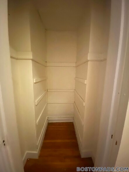 Building Photo - 6 Barrows St