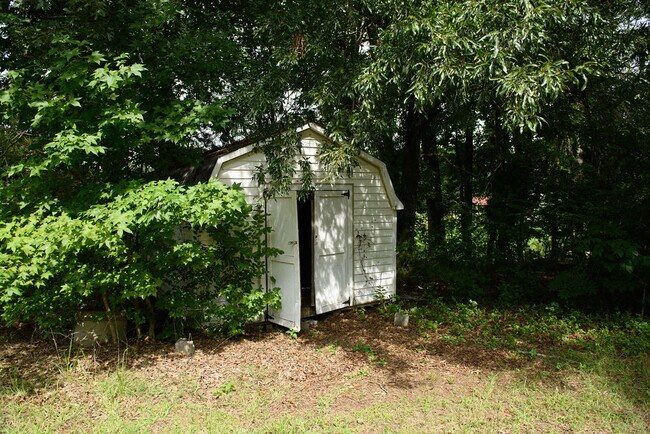 Building Photo - 416 E Steeple Chase Rd