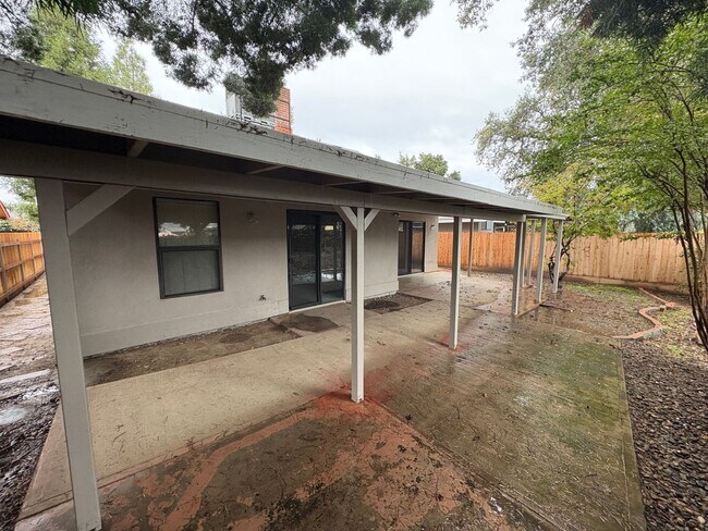 Building Photo - SW Visalia Home Available Now!