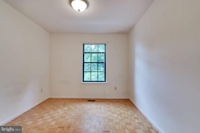 Building Photo - 7608 Southern Oak Dr