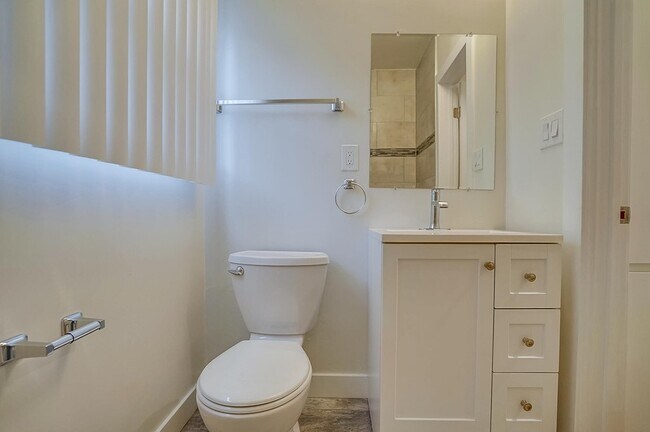 Building Photo - 457 W 4th St