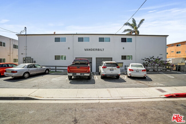 Building Photo - 2400 Vanderbilt Ln