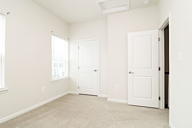 Building Photo - Dog-Friendly Townhome Near NGIC/DIA/NGA, CHO Airport, & Hollymead Town Center