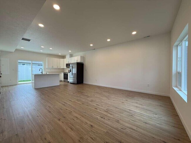 Building Photo - 3925 E 32nd Ave