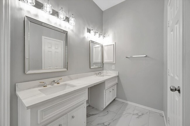 Building Photo - 3915 Summerfield Dr