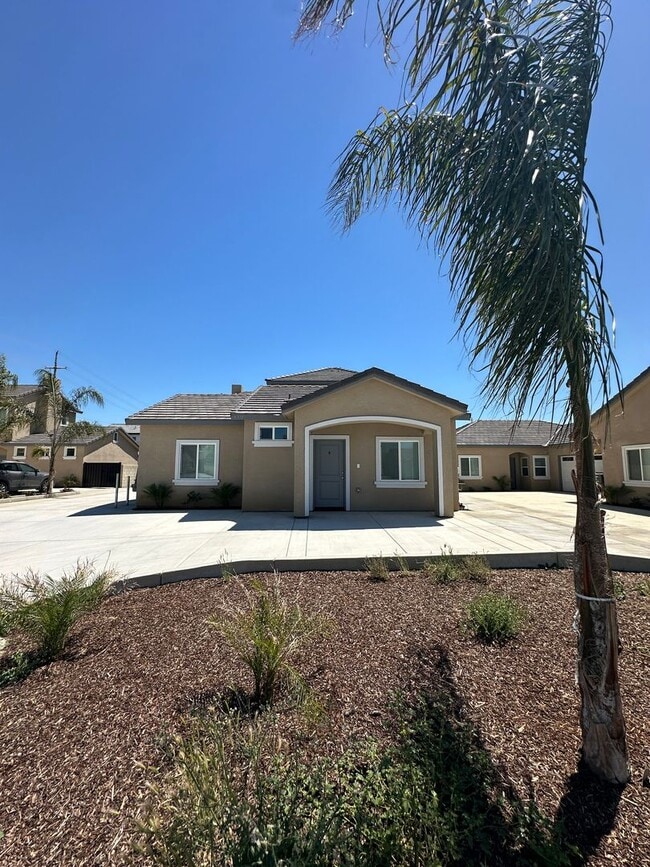 Building Photo - Spacious 5-Bedroom Townhome in Northwest B...