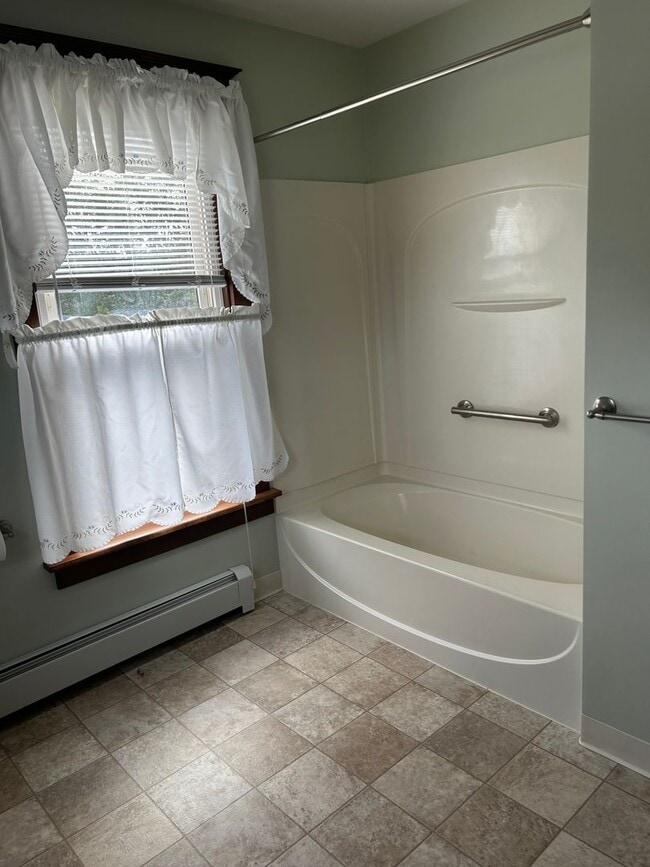 Building Photo - 3 Bedroom, 1.5 bathroom Home with 2-Car Garage!!