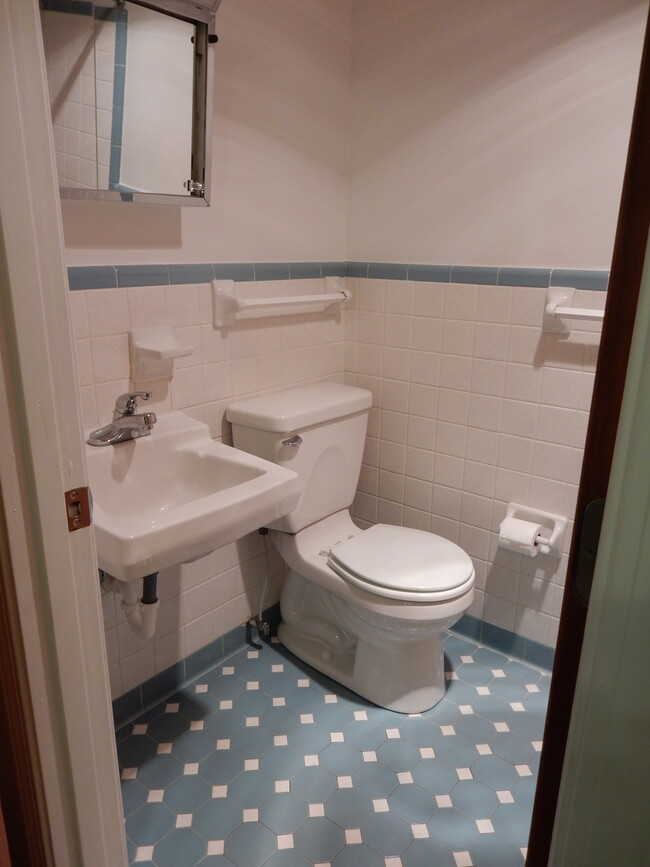 Building Photo - 302 Crescent Ct