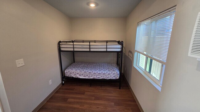 Building Photo - Spacious and Cozy studio!