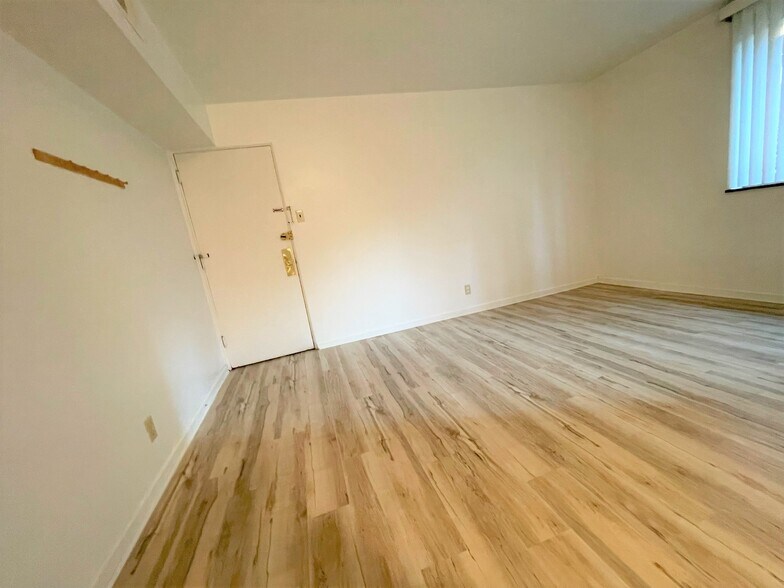 Building Photo - 5712 Phillips Ave