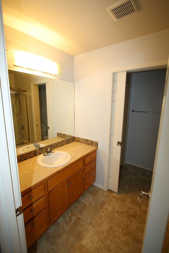 Building Photo - 3 Bedroom Condo in East Anchorage!