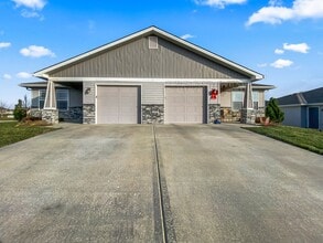 Building Photo - Updated 3-Bed, 2-Bath Ranch Townhome with Garage in Blue Springs