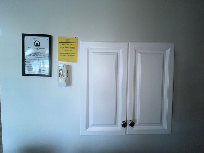 Building Photo - UPSTAIRS 1 BED 1 BATH w/ ONSITE LAUNDRY As...