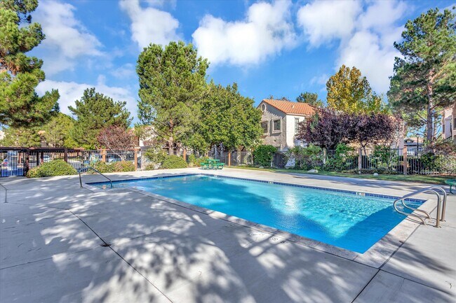 Building Photo - 2554 Olive Dr