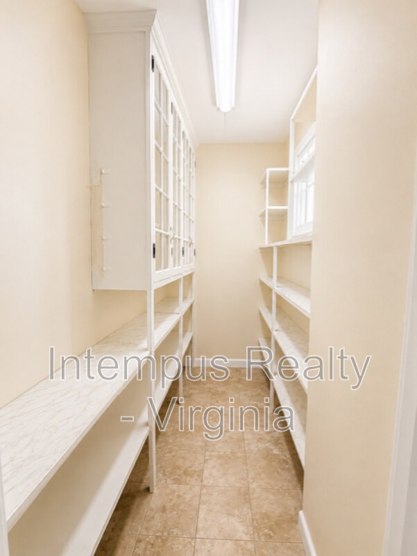 Building Photo - 7296 Fenton Farm Ln