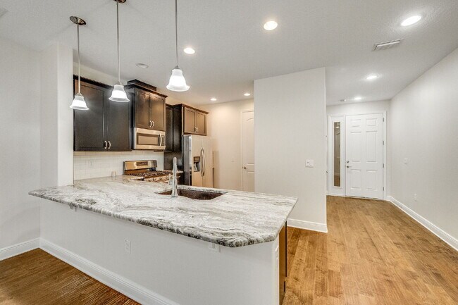 Building Photo - 3 bedroom Loren Cove Unit with Access to A...
