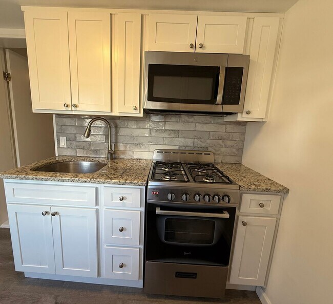 Building Photo - Charming 3-Bedroom Home in Port Richmond Available Now!