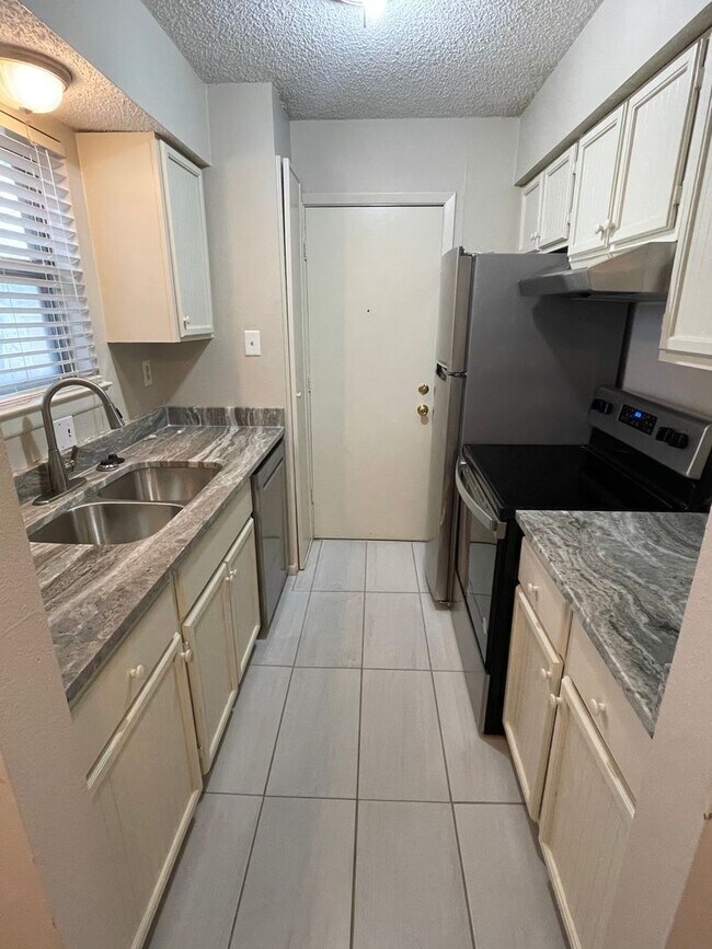 Building Photo - 6706-2 Majestic Oaks Place