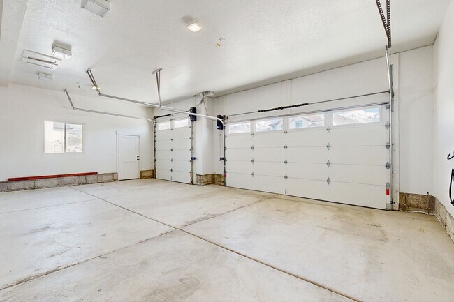 Building Photo - High-End Spacious 4 Bedroom Home in Desirable Highland with Private Backyard and Finished Basement