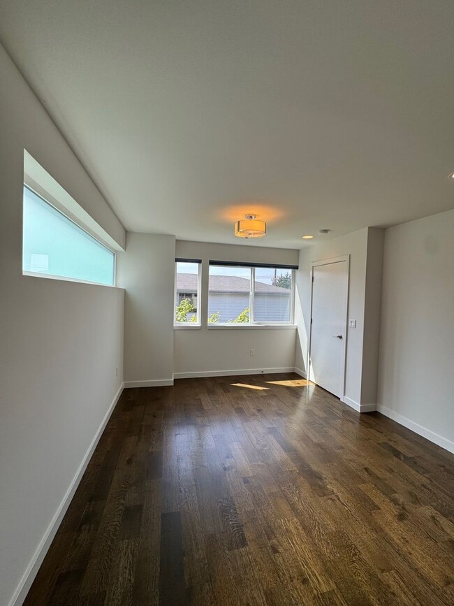 Building Photo - Modern 2 bed 2 bath townhome in Eastlake with panoramic view of Lake Union