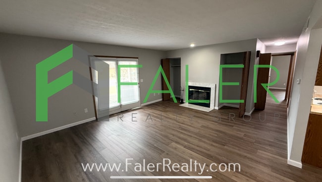 Building Photo - Ground Floor Condo Available Now!