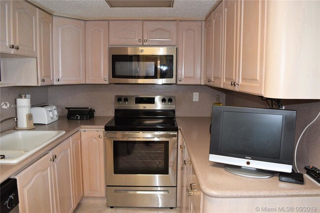Building Photo - 6061 Collins Ave