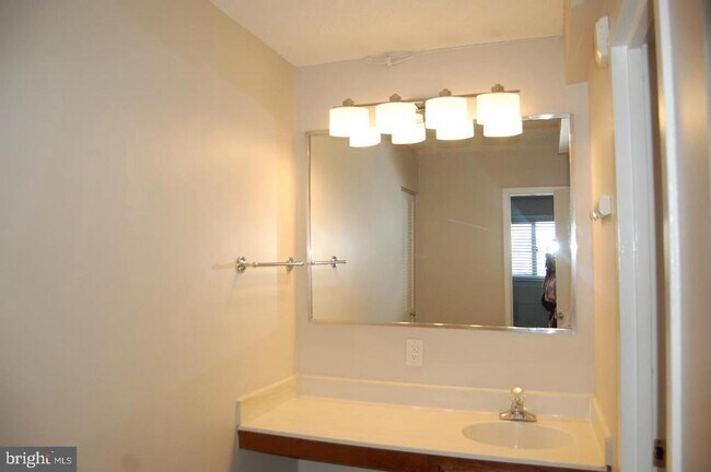 Building Photo - 1225 Martha Custis Dr