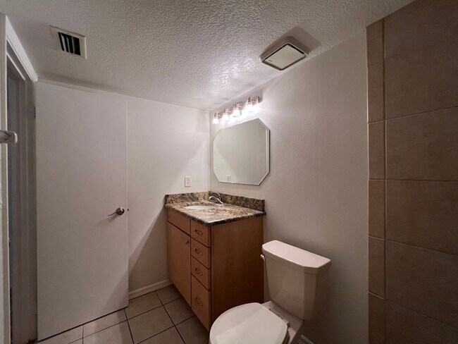 Building Photo - Beautifully updated 2 bedroom 2 1/2 baths ...