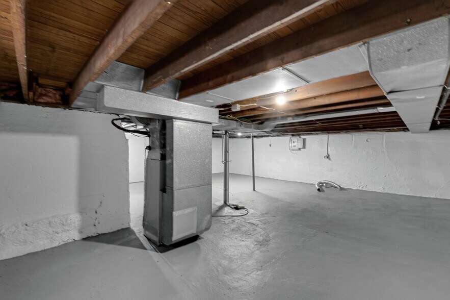 Building Photo - 9919 Clyde Ave