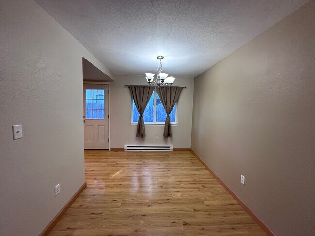 Building Photo - Charming 2 bdrm, 1 bath in Maplewood Neigh...
