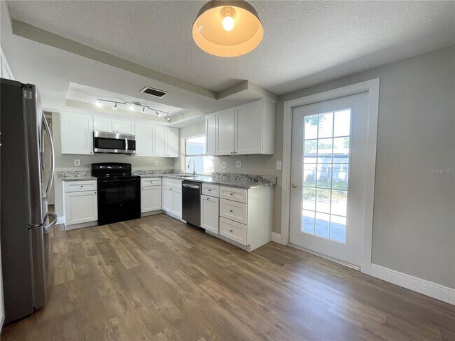 Building Photo - 7553 Cumber Dr