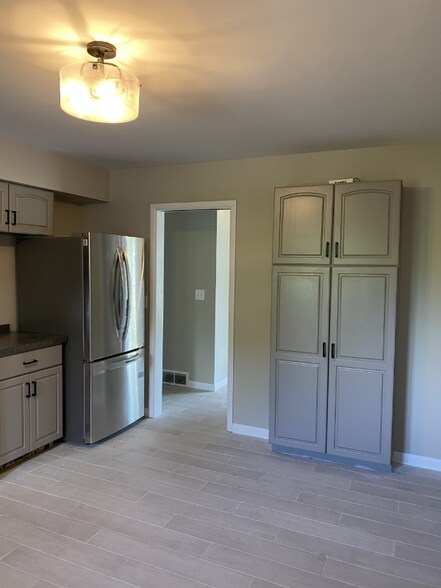 Building Photo - 102 Chaumont Dr