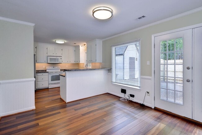 Building Photo - Spacious End-Unit Townhome